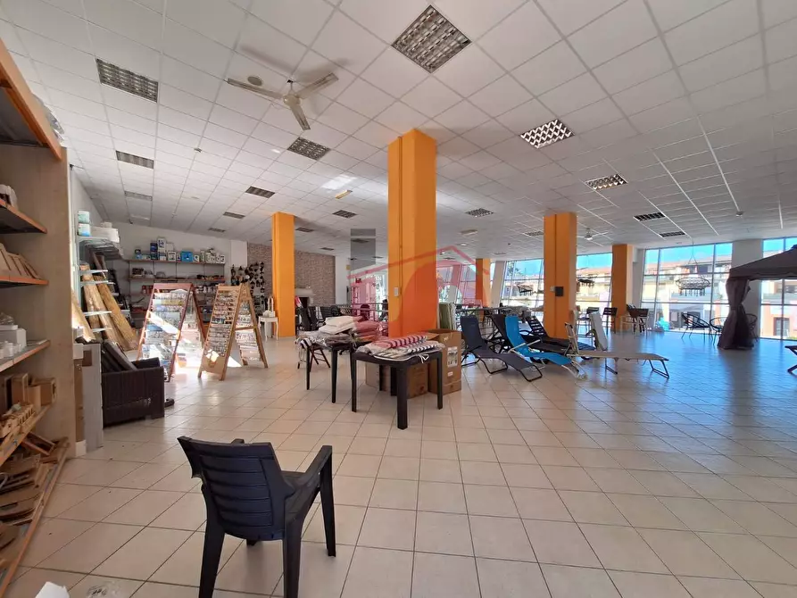 Immagine 17 di Negozio in affitto  in Via Tre Santi a Arpaise