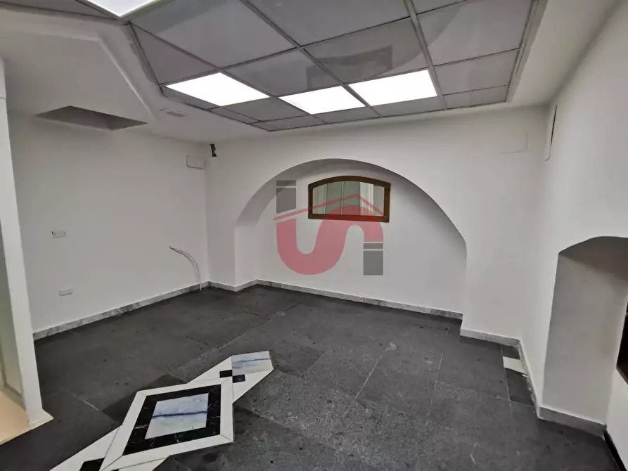 Immagine 9 di Negozio in vendita  in Corso Garibaldi 180 a Benevento