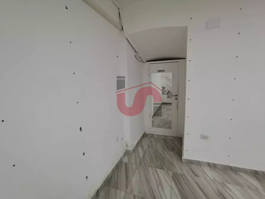 Immagine 15 di Negozio in vendita  in Corso Garibaldi 180 a Benevento
