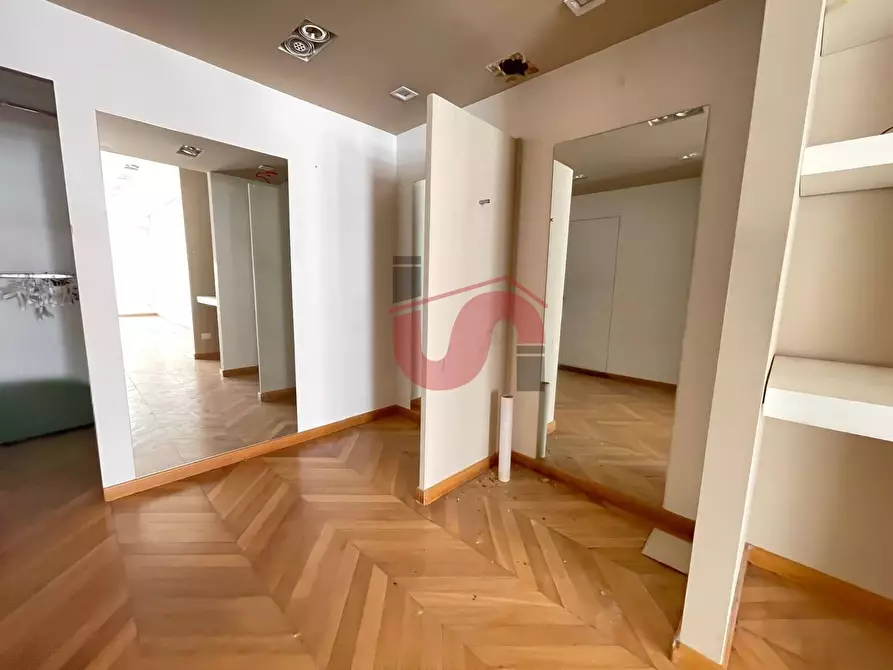 Immagine 6 di Locale commerciale   in Via Ennio Goduti a Benevento