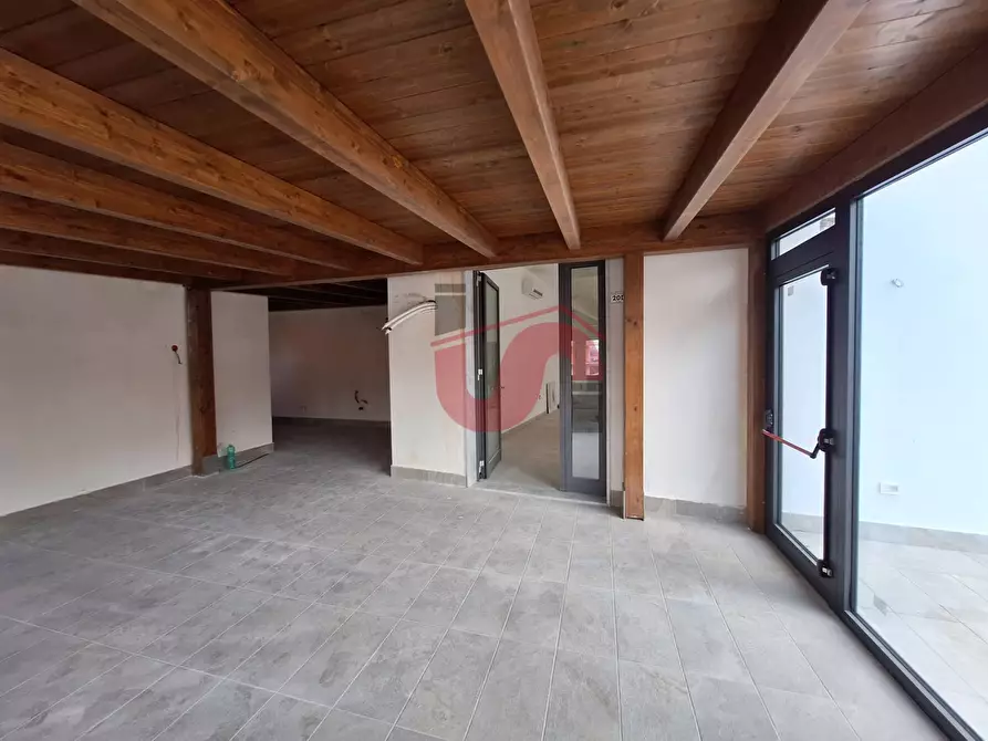 Immagine 4 di Locale commerciale in affitto  in Via Tiengo a Benevento