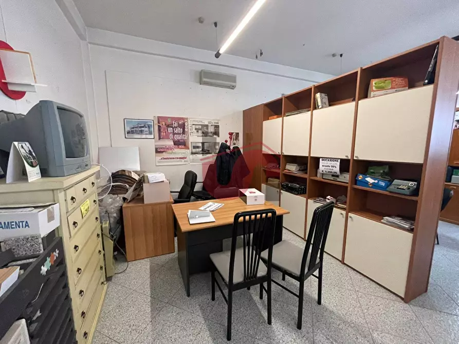 Immagine 30 di Locale commerciale in vendita  in Casale Maccabei a Benevento