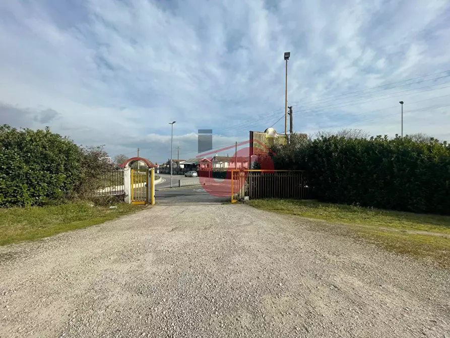 Immagine 6 di Locale commerciale in vendita  in Casale Maccabei a Benevento