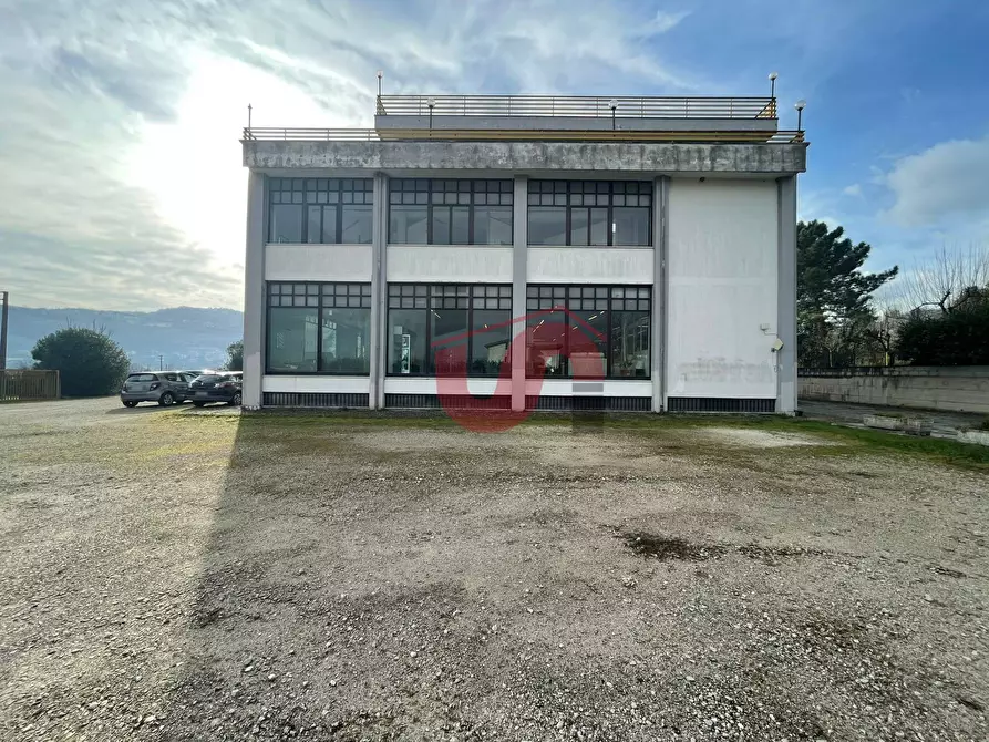 Immagine 4 di Locale commerciale in vendita  in Casale Maccabei a Benevento