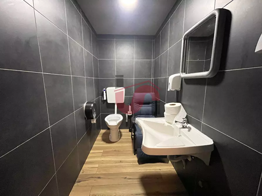 Immagine 14 di Attività commerciale in vendita  in Via Traiano a Benevento