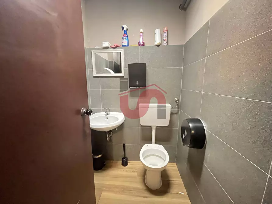 Immagine 15 di Attività commerciale in vendita  in Via Traiano a Benevento