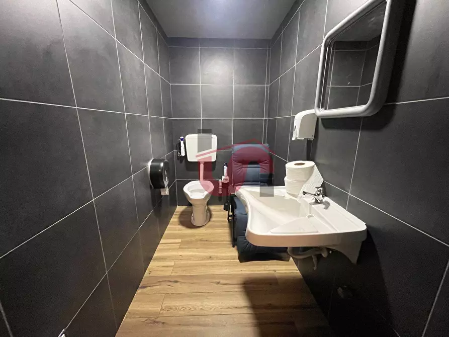 Immagine 13 di Attività commerciale in vendita  in Via Traiano a Benevento