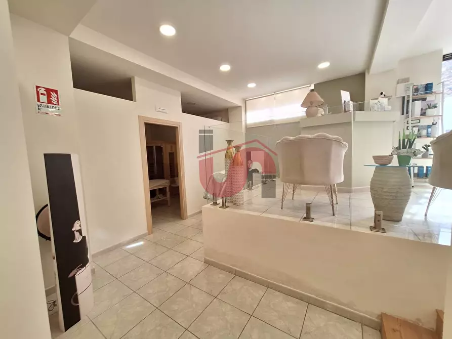 Immagine 10 di Locale commerciale in affitto  in Via Giovan Battista Bosco Lucarelli a Benevento