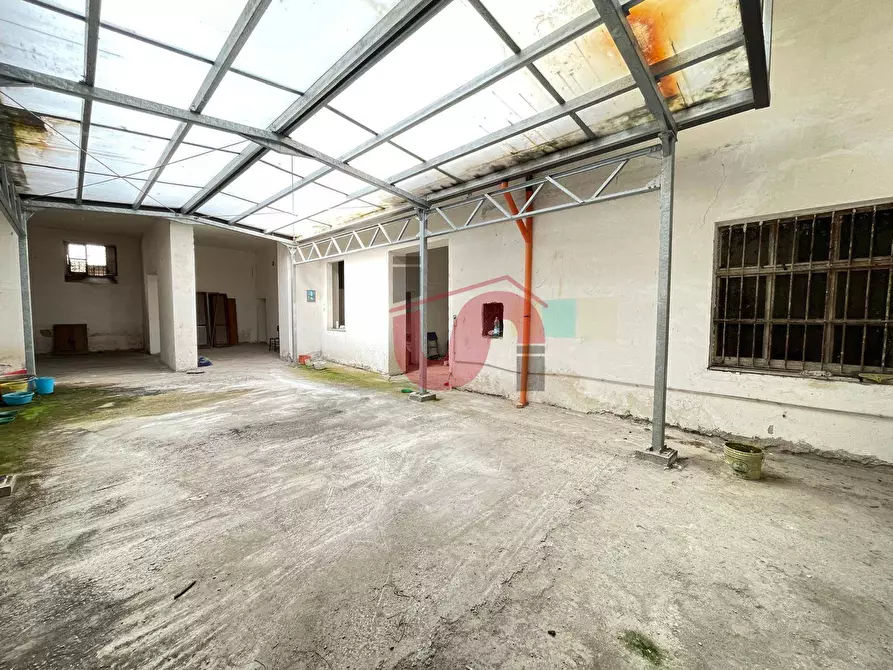 Immagine 3 di Magazzino in vendita  in Via Paga a Benevento