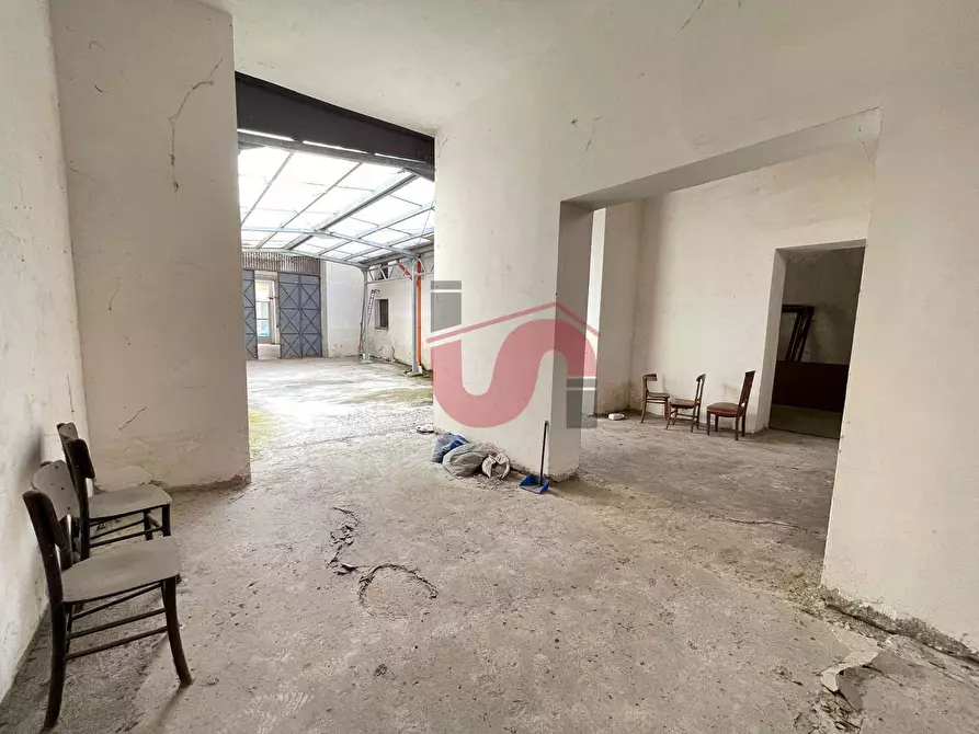 Immagine 10 di Magazzino in vendita  in Via Paga a Benevento