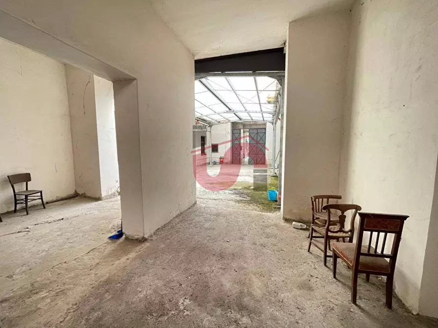 Immagine 13 di Magazzino in vendita  in Via Paga a Benevento