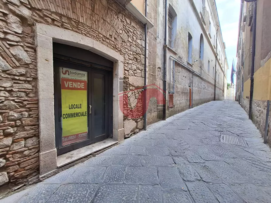 Immagine 13 di Locale commerciale in vendita  in Via Stanislao da Bologna a Benevento