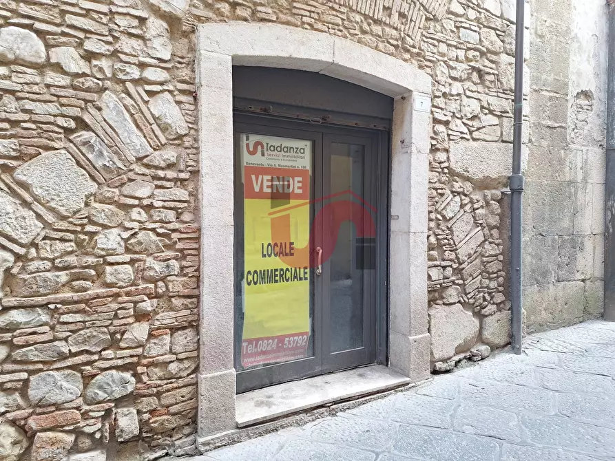 Immagine 3 di Locale commerciale in vendita  in Via Stanislao da Bologna a Benevento