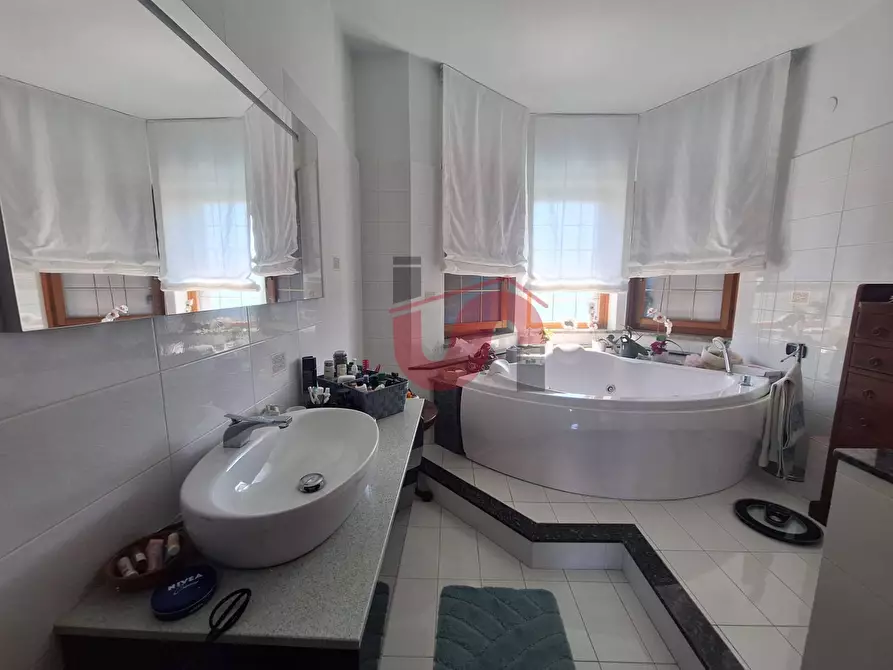 Immagine 39 di Villa in vendita  in Via Antonio di Stasi a Apollosa