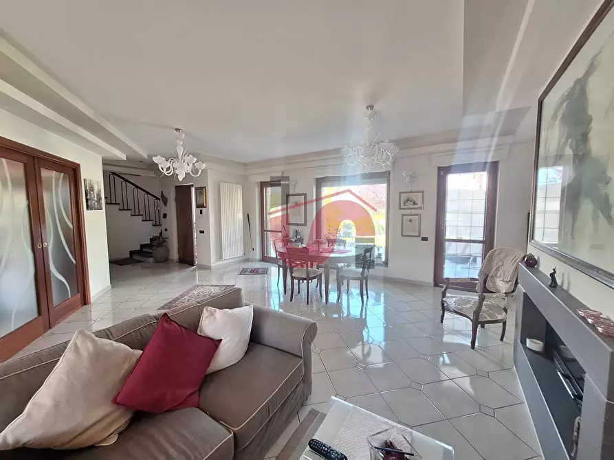 Immagine 11 di Villa in vendita  in Via Antonio di Stasi a Apollosa