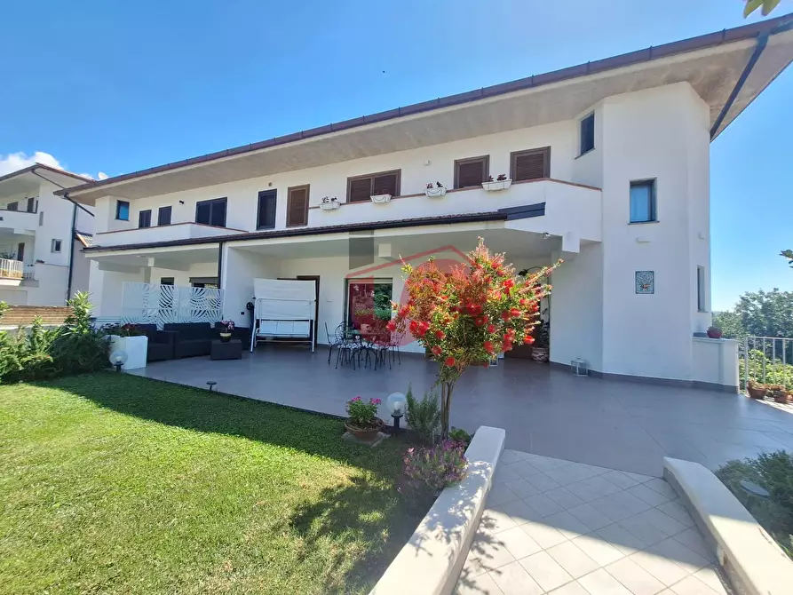 Immagine 1 di Villa in vendita  in Via Antonio di Stasi a Apollosa