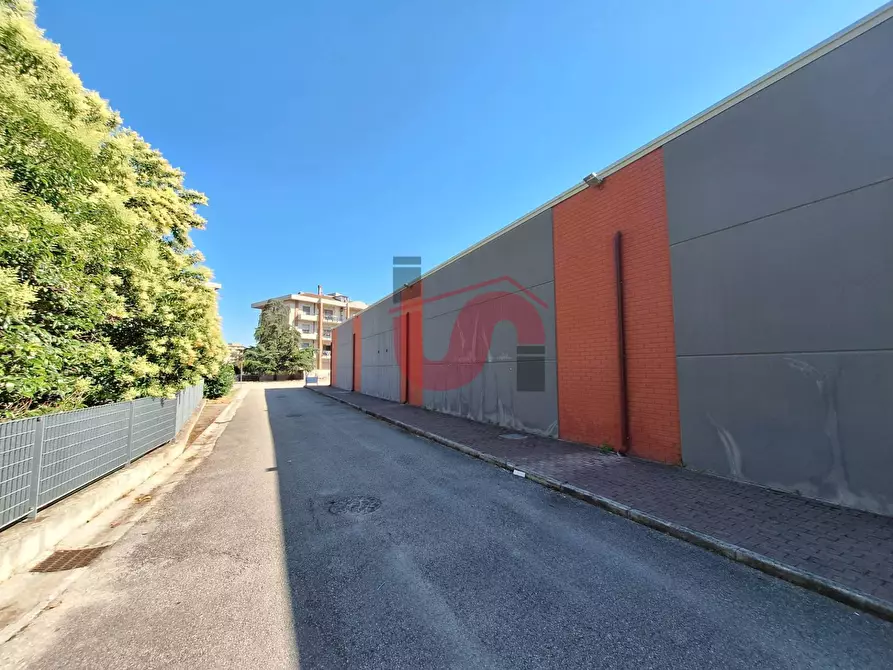 Immagine 3 di Locale commerciale in affitto  in Via Dei Mulini snc a Benevento