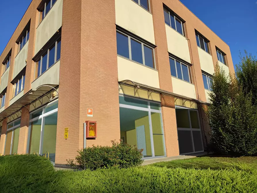 Immagine 1 di Negozio in vendita  in Via San Francesco d'Assisi 96 a Cadrezzate Con Osmate