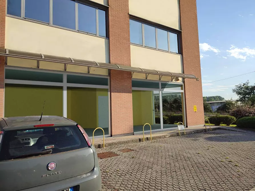 Immagine 2 di Negozio in vendita  in Via San Francesco d'Assisi 96 a Cadrezzate Con Osmate