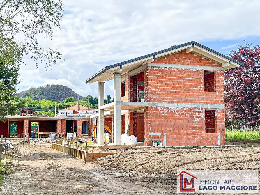 Immagine 2 di Villa in vendita  in Via Cavalieri Di Vittorio Veneto a Angera
