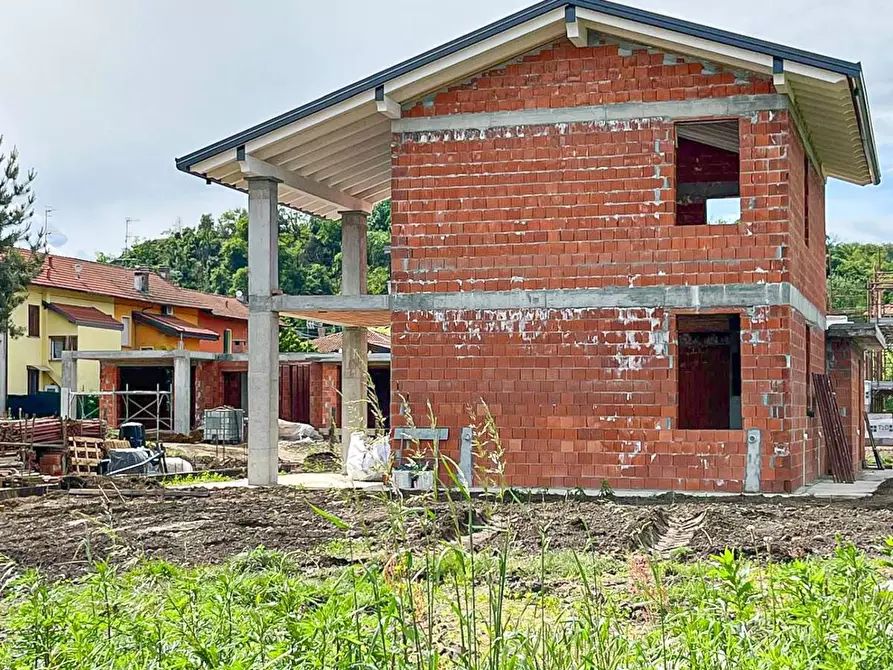 Immagine 3 di Villa in vendita  in Via Cavalieri Di Vittorio Veneto a Angera
