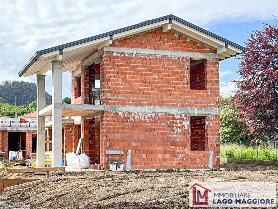 Immagine 1 di Villa in vendita  in Via Cavalieri Di Vittorio Veneto a Angera