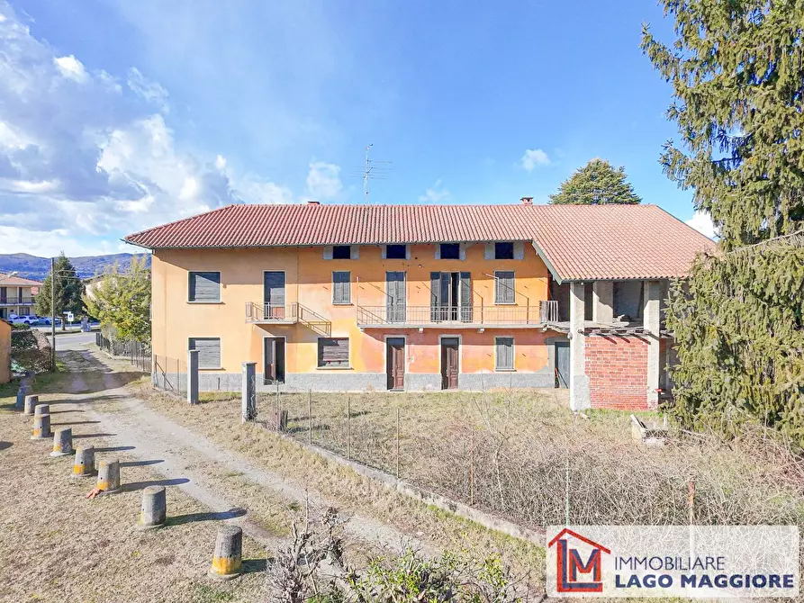 Immagine 1 di Casa indipendente in vendita  in Via Milano 43 a Angera