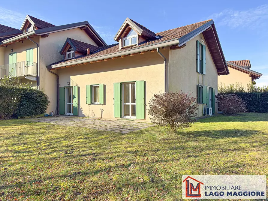 Immagine 1 di Villa in vendita  in Via Milano 1037 a Ispra