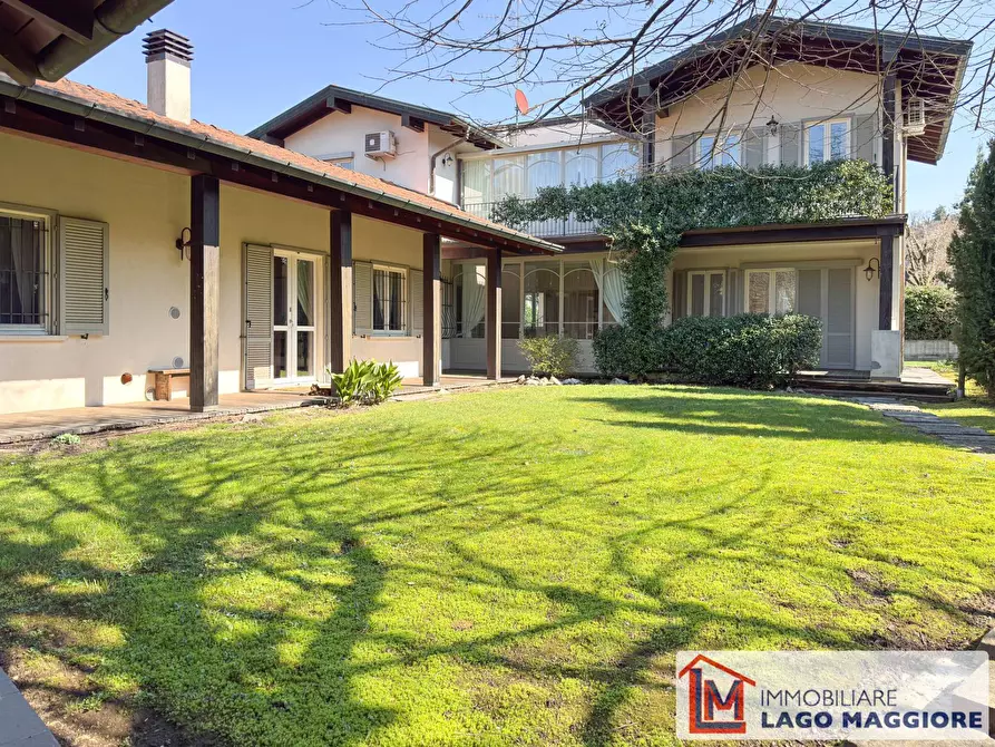 Immagine 1 di Villa in vendita  in Via Eugenio Montale 37 a Travedona-Monate