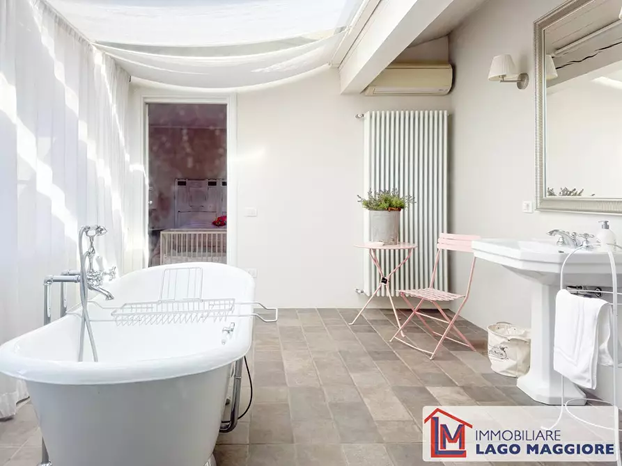 Immagine 62 di Villa in vendita  in Via Eugenio Montale 37 a Travedona-Monate