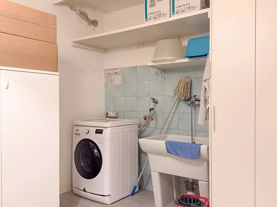 Immagine 65 di Villa in vendita  in Via Eugenio Montale 37 a Travedona-Monate