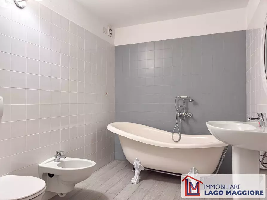 Immagine 67 di Villa in vendita  in Via Eugenio Montale 37 a Travedona-Monate