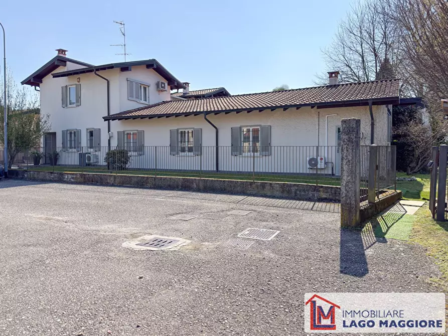 Immagine 71 di Villa in vendita  in Via Eugenio Montale 37 a Travedona-Monate