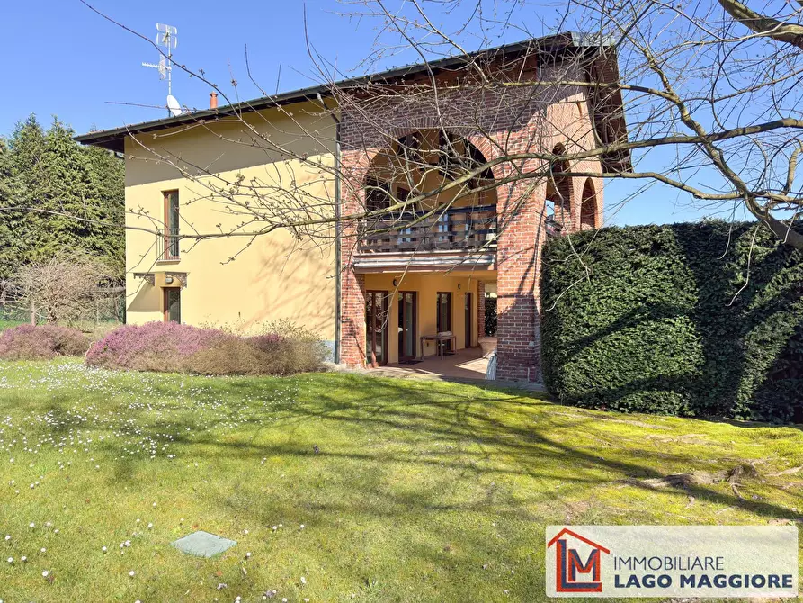 Immagine 1 di Villa in vendita  in Via Monzeglio 86 a Ispra