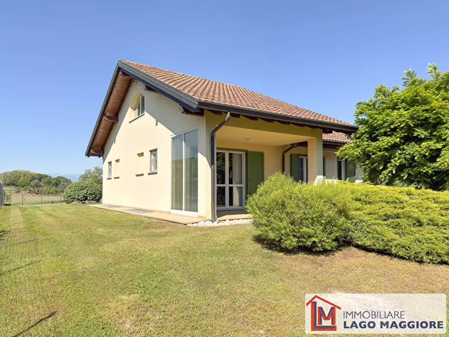 Immagine 2 di Villa in vendita  in Via dell'acquario 14 a Angera