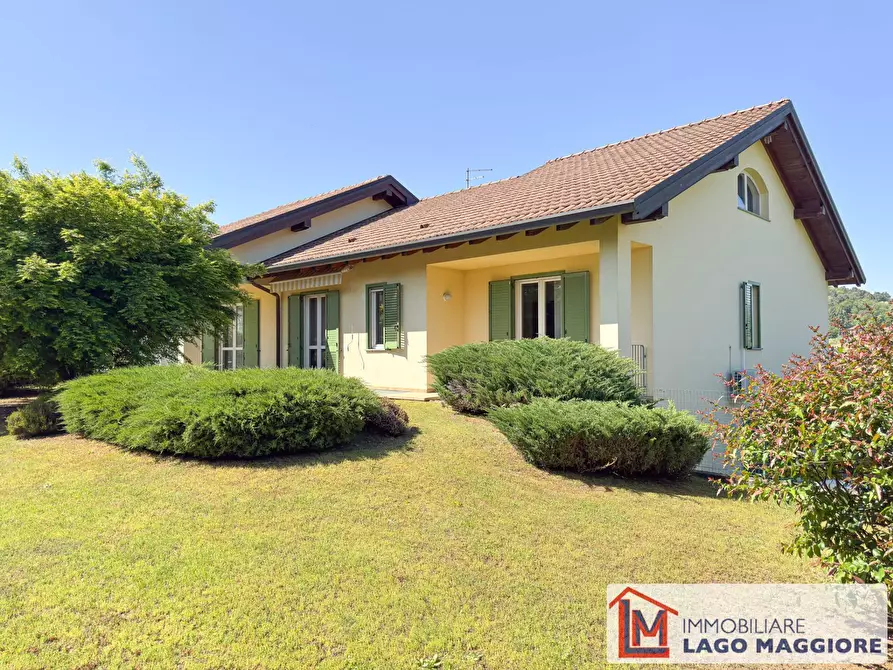 Immagine 3 di Villa in vendita  in Via dell'acquario 14 a Angera