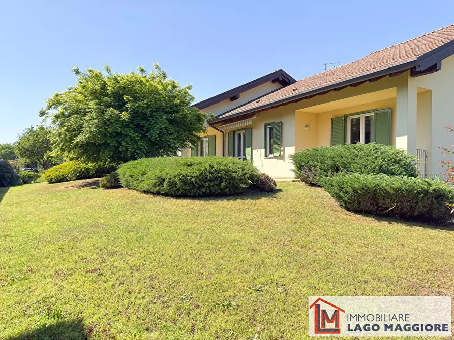 Immagine 4 di Villa in vendita  in Via dell'acquario 14 a Angera
