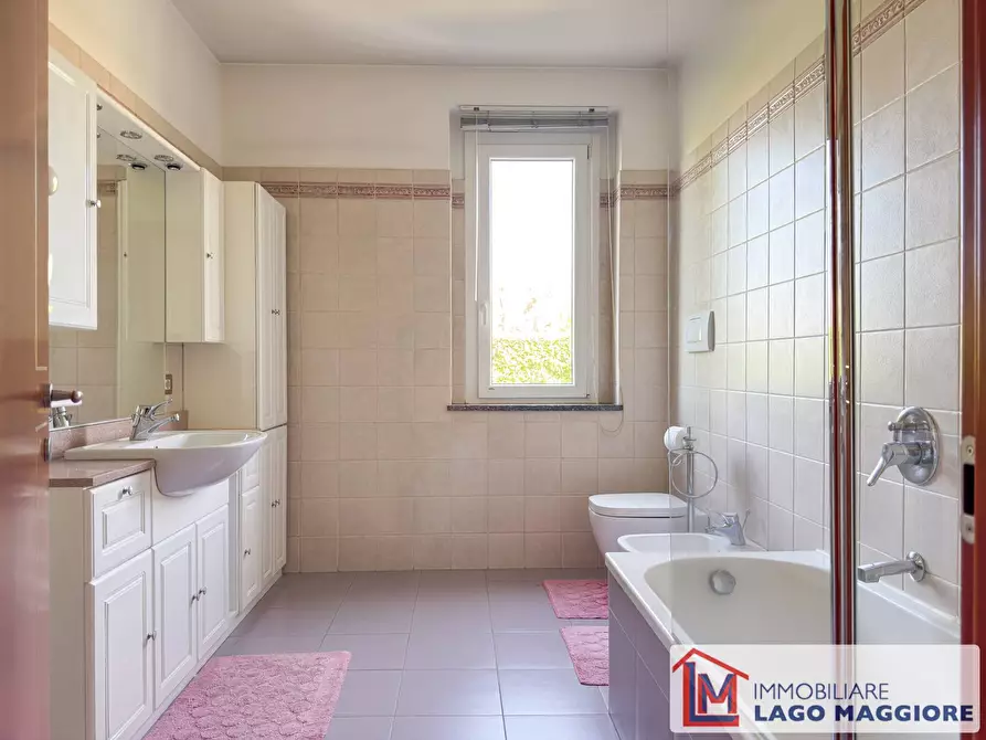 Immagine 26 di Villa in vendita  in Via dell'acquario 14 a Angera