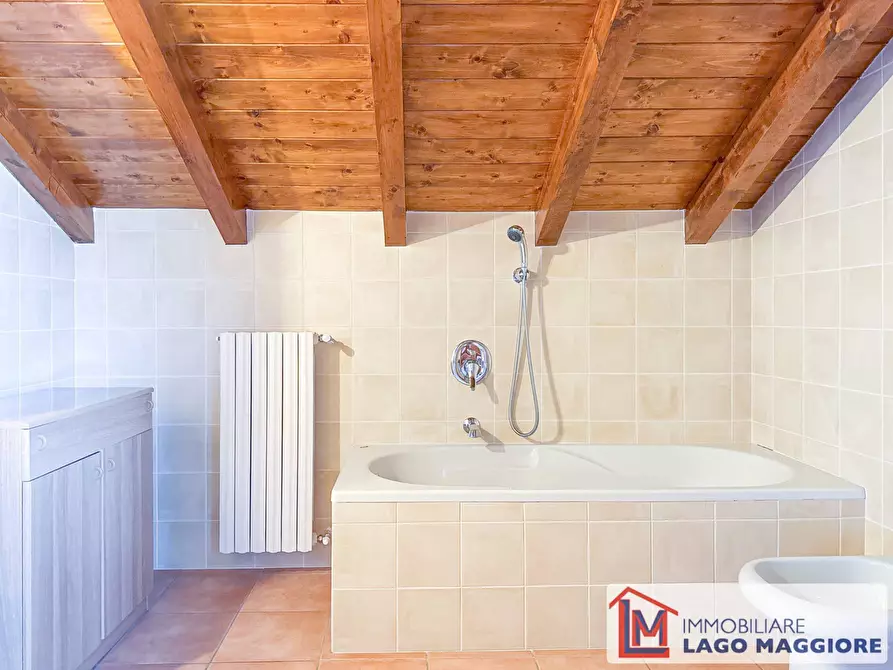 Immagine 35 di Villa in vendita  in Via dell'acquario 14 a Angera