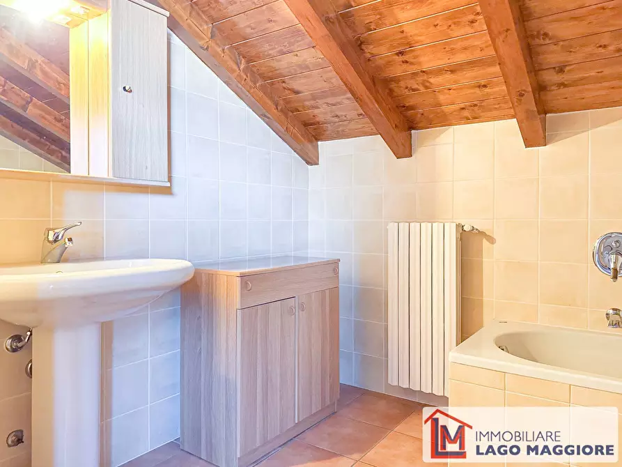 Immagine 36 di Villa in vendita  in Via dell'acquario 14 a Angera