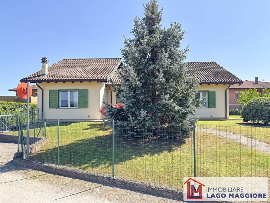 Immagine 41 di Villa in vendita  in Via dell'acquario 14 a Angera