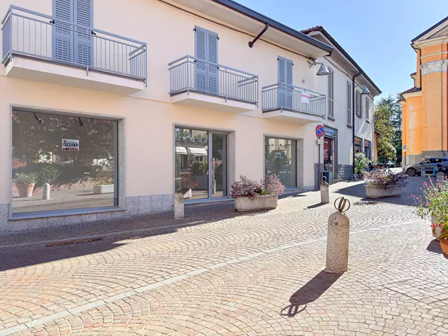 Immagine 2 di Negozio in vendita  in Via Piave 14 a Ispra