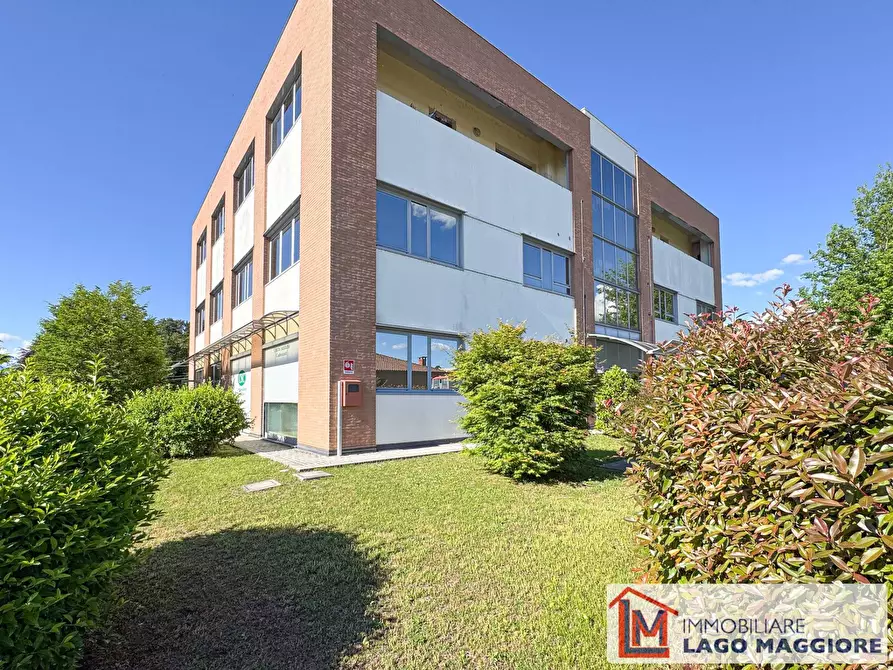 Immagine 2 di Negozio in vendita  in Via S Francesco D'Assisi 96 a Cadrezzate Con Osmate
