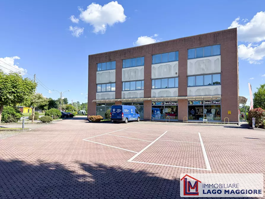 Immagine 3 di Negozio in vendita  in Via S Francesco D'Assisi 96 a Cadrezzate Con Osmate