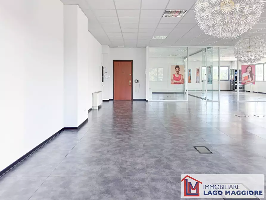 Immagine 5 di Negozio in vendita  in Via S Francesco D'Assisi 96 a Cadrezzate Con Osmate