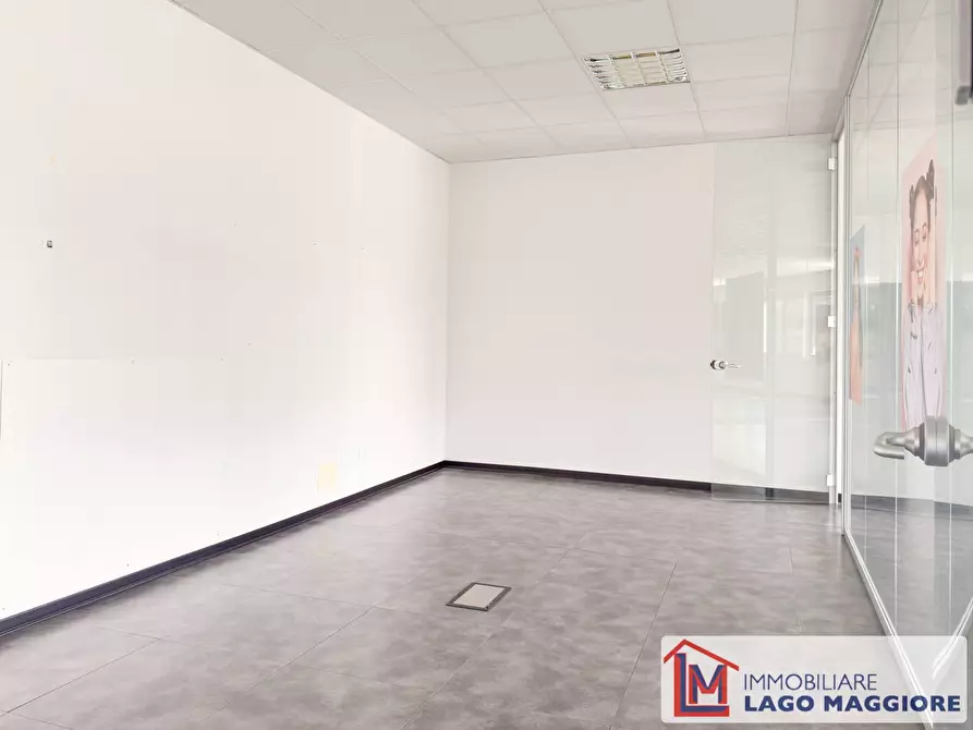 Immagine 11 di Negozio in vendita  in Via S Francesco D'Assisi 96 a Cadrezzate Con Osmate