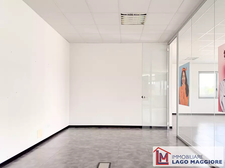 Immagine 12 di Negozio in vendita  in Via S Francesco D'Assisi 96 a Cadrezzate Con Osmate