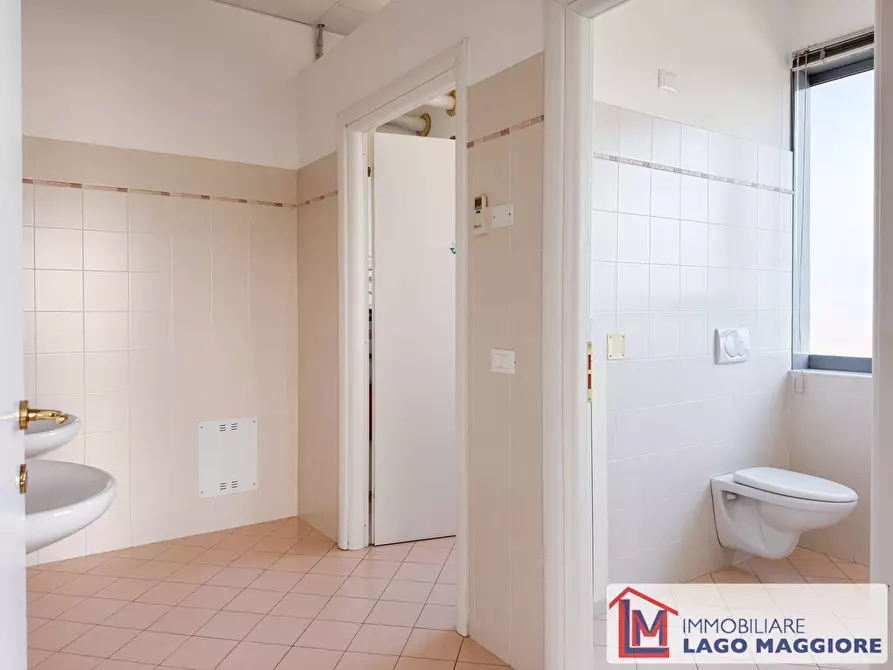 Immagine 17 di Negozio in vendita  in Via S Francesco D'Assisi 96 a Cadrezzate Con Osmate