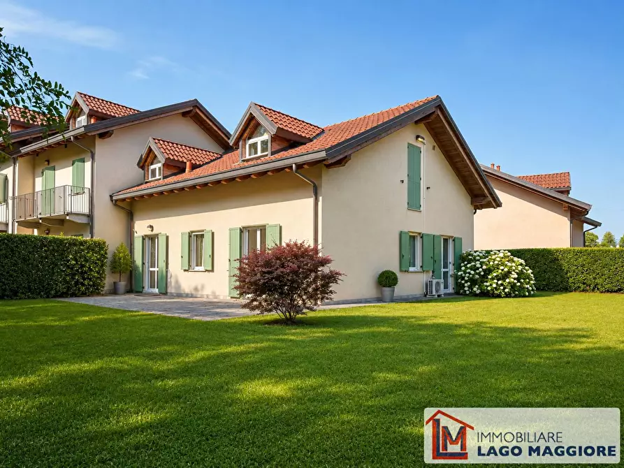 Immagine 1 di Villa in vendita  in Via Milano 1037 a Ispra