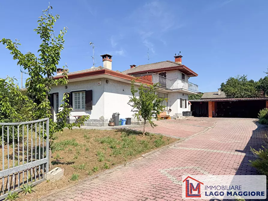 Immagine 3 di Villa in vendita  in Via delle Motte 129 a Ispra